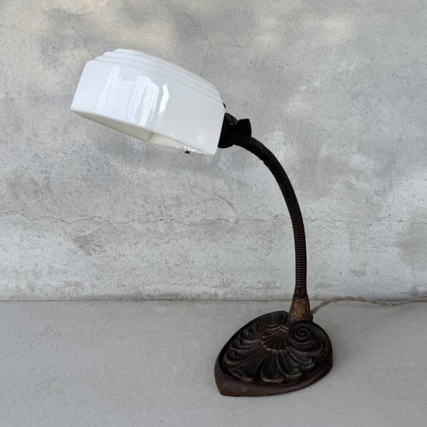 画像1: VINTAGE ANTIQUE DESKLAMP ヴィンテージ アンティーク デスクランプ スタンドライト テーブルランプ 卓上ライト 照明 / ミルクガラスシェード グースネック コレクタブル 店舗什器 アメリカ (1)