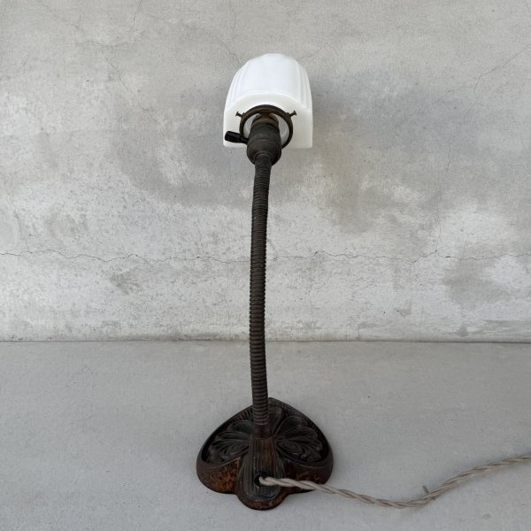 画像2: VINTAGE ANTIQUE DESKLAMP ヴィンテージ アンティーク デスクランプ スタンドライト テーブルランプ 卓上ライト 照明 / ミルクガラスシェード グースネック コレクタブル 店舗什器 アメリカ (2)