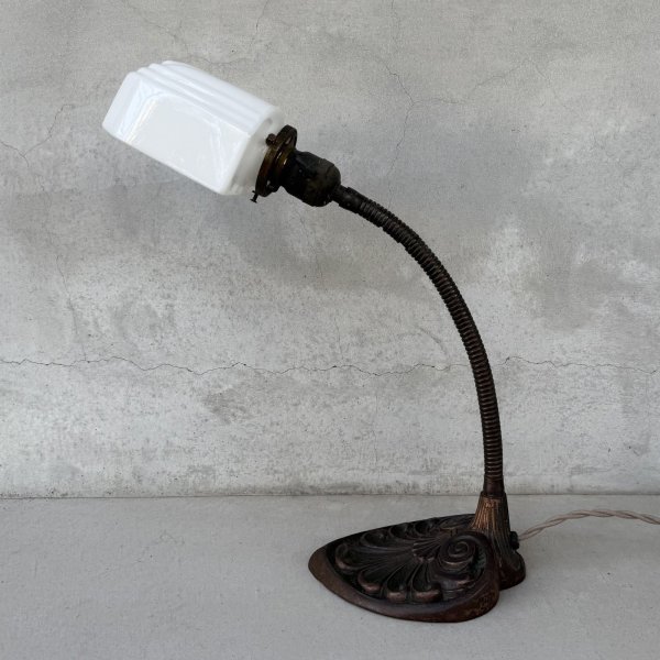 画像4: VINTAGE ANTIQUE DESKLAMP ヴィンテージ アンティーク デスクランプ スタンドライト テーブルランプ 卓上ライト 照明 / ミルクガラスシェード グースネック コレクタブル 店舗什器 アメリカ (4)