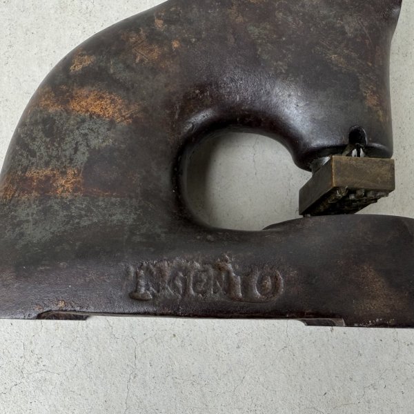 画像10: VINTAGE ANTIQUE JAPANNED FINISH EMBOSSER ヴィンテージ アンティーク ジャパンド ジャパンフィニッシュ エンボッサー エンボススタンプ カンパニーシール / オブジェ ディスプレイ キャストアイアン 刻印 判子 鋳物 店舗什器 アメリカ (10)
