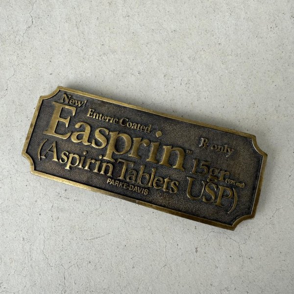 画像1: VINTAGE ANTIQUE EASPRIN DRUG BORD ヴィンテージ アンティーク アスピリン 看板 / コレクタブル アドバタイジング ディスプレイ ペーパーウェイト プレート ドラッグ 薬 企業物 ブラス 真鍮 置物 アメリカ (1)