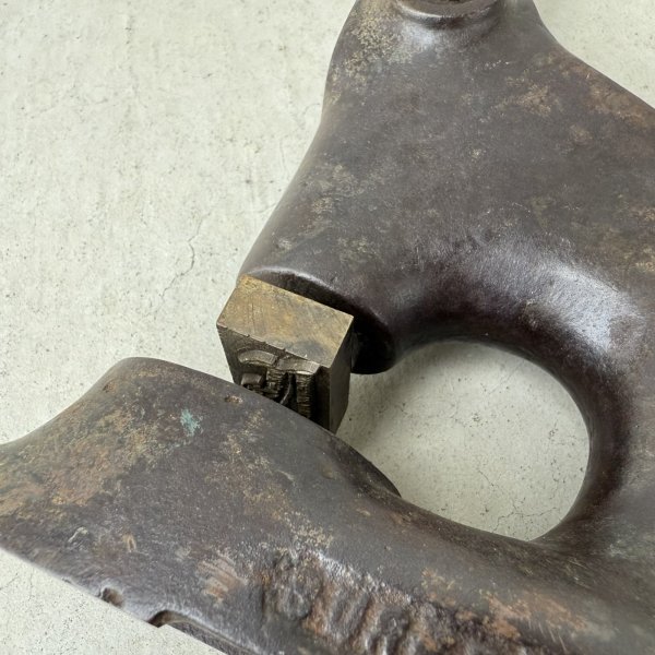 画像8: VINTAGE ANTIQUE JAPANNED FINISH EMBOSSER ヴィンテージ アンティーク ジャパンド ジャパンフィニッシュ エンボッサー エンボススタンプ カンパニーシール / オブジェ ディスプレイ キャストアイアン 刻印 判子 鋳物 店舗什器 アメリカ (8)