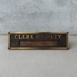 画像2: VINTAGE ANTIQUE CLERK ON DUTY SIGN PLATE ヴィンテージ アンティーク サインプレート サインボード 看板 / インテリア ネームプレート 木製 真鍮 デスク オフィス 店舗什器 アメリカ (2)