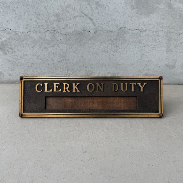 画像2: VINTAGE ANTIQUE CLERK ON DUTY SIGN PLATE ヴィンテージ アンティーク サインプレート サインボード 看板 / インテリア ネームプレート 木製 真鍮 デスク オフィス 店舗什器 アメリカ (2)