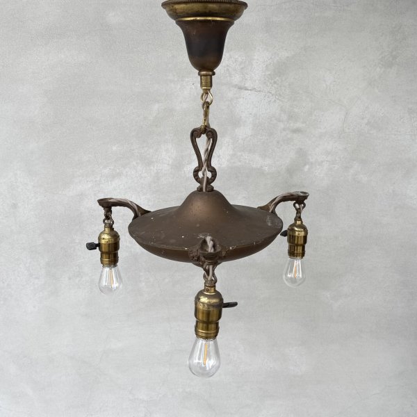 画像1: VINTAGE ANTIQUE LIGHT  ヴィンテージ アンティーク シャンデリア 吊り下げライト シーリングランプ 天井照明 / 3灯 ライト ペンダントライト 真鍮 E26 店舗什器 アメリカ USA (1) (1)