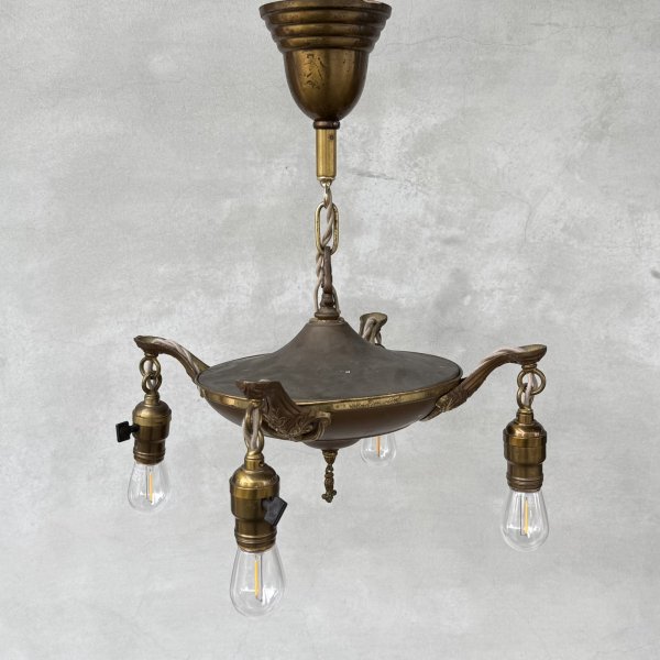 画像1: VINTAGE ANTIQUE LIGHT  ヴィンテージ アンティーク シャンデリア 吊り下げライト シーリングランプ 天井照明 / 4灯 GE ライト ペンダントライト 真鍮 E26 店舗什器 アメリカ USA (1) (1)