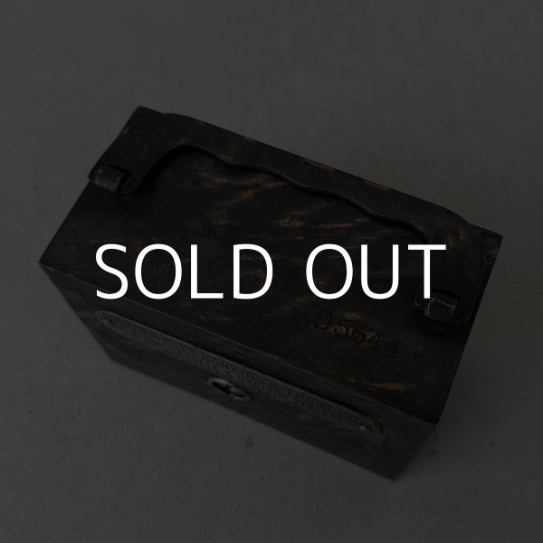 画像5: VINTAGE ANTIQUE COIN BANK W.F.BURNS CO. JAPANNED ヴィンテージ アンティーク コインバンク マネーバンク 貯金箱 ジャパンド ジャパンフィニッシュ / コレクタブル オブジェ インテリア ノベルティー 銀行 アメリカ USA (3) (5)