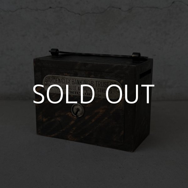 画像1: VINTAGE ANTIQUE COIN BANK W.F.BURNS CO. JAPANNED ヴィンテージ アンティーク コインバンク マネーバンク 貯金箱 ジャパンド ジャパンフィニッシュ / コレクタブル オブジェ インテリア ノベルティー 銀行 アメリカ USA (3) (1)