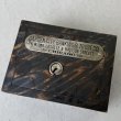 画像7: VINTAGE ANTIQUE COIN BANK W.F.BURNS CO. JAPANNED ヴィンテージ アンティーク コインバンク マネーバンク 貯金箱 ジャパンド ジャパンフィニッシュ / コレクタブル オブジェ インテリア ノベルティー 銀行 アメリカ USA (3) (7)