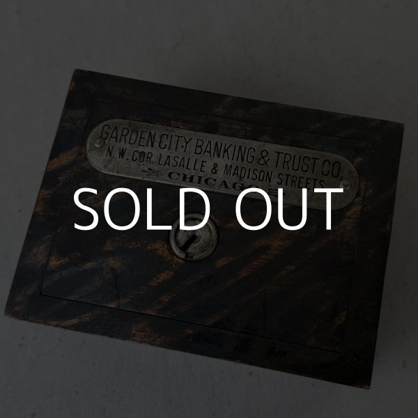 画像7: VINTAGE ANTIQUE COIN BANK W.F.BURNS CO. JAPANNED ヴィンテージ アンティーク コインバンク マネーバンク 貯金箱 ジャパンド ジャパンフィニッシュ / コレクタブル オブジェ インテリア ノベルティー 銀行 アメリカ USA (3) (7)