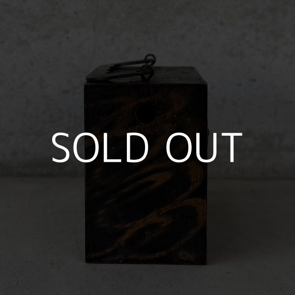 画像3: VINTAGE ANTIQUE COIN BANK W.F.BURNS CO. JAPANNED ヴィンテージ アンティーク コインバンク マネーバンク 貯金箱 ジャパンド ジャパンフィニッシュ / コレクタブル オブジェ インテリア ノベルティー 銀行 アメリカ USA (3) (3)