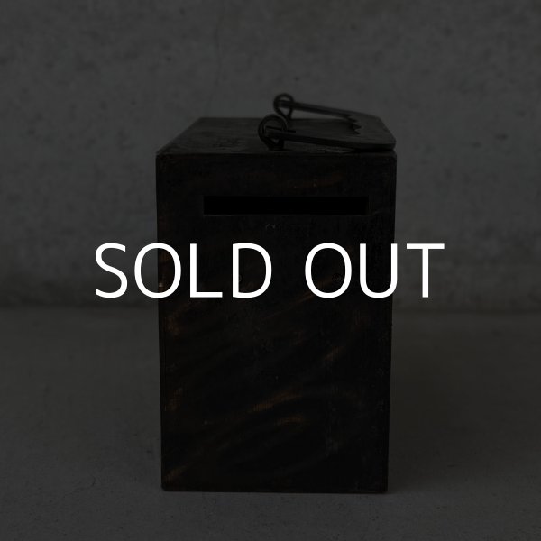 画像4: VINTAGE ANTIQUE COIN BANK W.F.BURNS CO. JAPANNED ヴィンテージ アンティーク コインバンク マネーバンク 貯金箱 ジャパンド ジャパンフィニッシュ / コレクタブル オブジェ インテリア ノベルティー 銀行 アメリカ USA (3) (4)