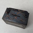 画像5: VINTAGE ANTIQUE COIN BANK JAPANNED LOUIS RICH CO. ヴィンテージ アンティーク コインバンク マネーバンク 貯金箱 ジャパンド ジャパンフィニッシュ / コレクタブル オブジェ インテリア ノベルティー 銀行 アメリカ USA (2) (5)
