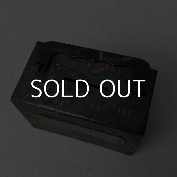 画像5: VINTAGE ANTIQUE COIN BANK JAPANNED LOUIS RICH CO. ヴィンテージ アンティーク コインバンク マネーバンク 貯金箱 ジャパンド ジャパンフィニッシュ / コレクタブル オブジェ インテリア ノベルティー 銀行 アメリカ USA (2) (5)