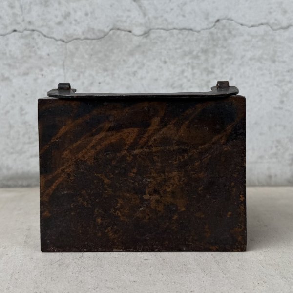 画像2: VINTAGE ANTIQUE COIN BANK JAPANNED W.F.BURNS CO. ヴィンテージ アンティーク コインバンク マネーバンク 貯金箱 ジャパンド ジャパンフィニッシュ / コレクタブル オブジェ インテリア ノベルティー 銀行 アメリカ USA (3) (2)