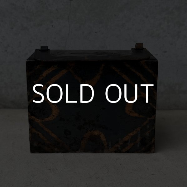 画像2: VINTAGE ANTIQUE COIN BANK JAPANNED LOUIS RICH CO. ヴィンテージ アンティーク コインバンク マネーバンク 貯金箱 ジャパンド ジャパンフィニッシュ / コレクタブル オブジェ インテリア ノベルティー 銀行 アメリカ USA (2) (2)