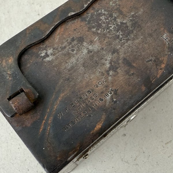 画像8: VINTAGE ANTIQUE COIN BANK JAPANNED W.F.BURNS CO. ヴィンテージ アンティーク コインバンク マネーバンク 貯金箱 ジャパンド ジャパンフィニッシュ / コレクタブル オブジェ インテリア ノベルティー 銀行 アメリカ USA (3) (8)