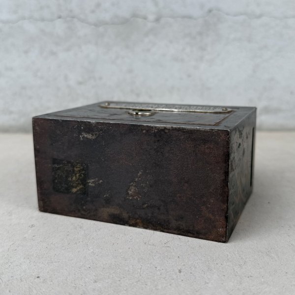 画像6: VINTAGE ANTIQUE COIN BANK JAPANNED W.F.BURNS CO. ヴィンテージ アンティーク コインバンク マネーバンク 貯金箱 ジャパンド ジャパンフィニッシュ / コレクタブル オブジェ インテリア ノベルティー 銀行 アメリカ USA (3) (6)