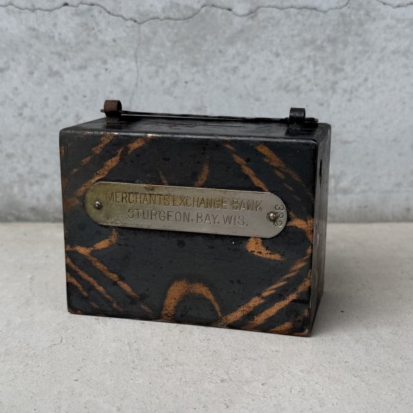 画像1: VINTAGE ANTIQUE COIN BANK JAPANNED LOUIS RICH CO. ヴィンテージ アンティーク コインバンク マネーバンク 貯金箱 ジャパンド ジャパンフィニッシュ / コレクタブル オブジェ インテリア ノベルティー 銀行 アメリカ USA (2) (1)