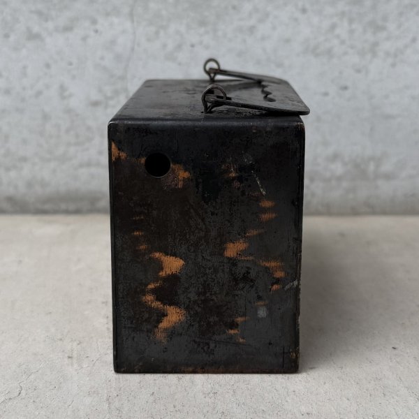 画像4: VINTAGE ANTIQUE COIN BANK JAPANNED LOUIS RICH CO. ヴィンテージ アンティーク コインバンク マネーバンク 貯金箱 ジャパンド ジャパンフィニッシュ / コレクタブル オブジェ インテリア ノベルティー 銀行 アメリカ USA (2) (4)