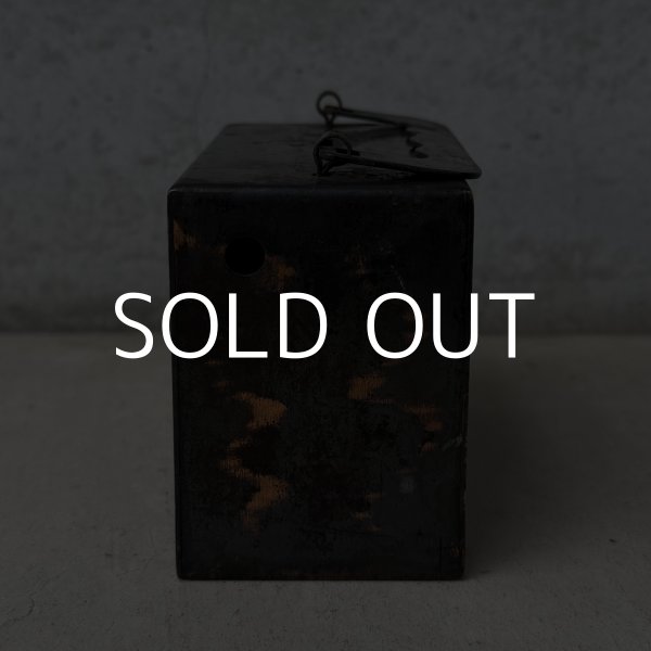 画像4: VINTAGE ANTIQUE COIN BANK JAPANNED LOUIS RICH CO. ヴィンテージ アンティーク コインバンク マネーバンク 貯金箱 ジャパンド ジャパンフィニッシュ / コレクタブル オブジェ インテリア ノベルティー 銀行 アメリカ USA (2) (4)