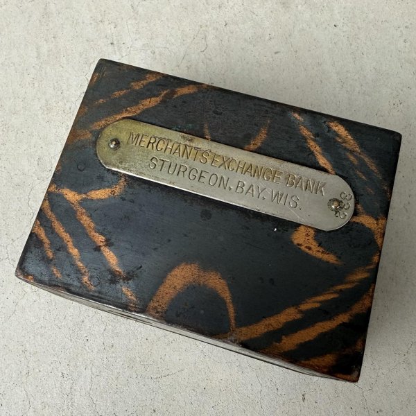 画像7: VINTAGE ANTIQUE COIN BANK JAPANNED LOUIS RICH CO. ヴィンテージ アンティーク コインバンク マネーバンク 貯金箱 ジャパンド ジャパンフィニッシュ / コレクタブル オブジェ インテリア ノベルティー 銀行 アメリカ USA (2) (7)