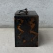 画像3: VINTAGE ANTIQUE COIN BANK JAPANNED LOUIS RICH CO. ヴィンテージ アンティーク コインバンク マネーバンク 貯金箱 ジャパンド ジャパンフィニッシュ / コレクタブル オブジェ インテリア ノベルティー 銀行 アメリカ USA (2) (3)