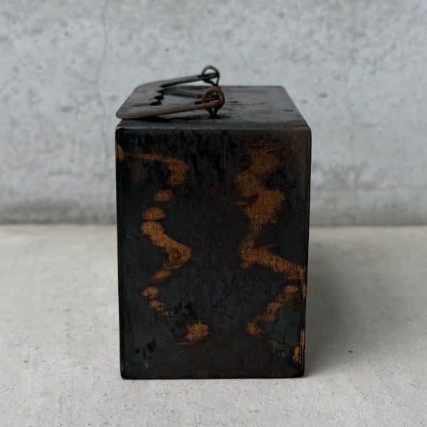 画像3: VINTAGE ANTIQUE COIN BANK JAPANNED LOUIS RICH CO. ヴィンテージ アンティーク コインバンク マネーバンク 貯金箱 ジャパンド ジャパンフィニッシュ / コレクタブル オブジェ インテリア ノベルティー 銀行 アメリカ USA (2) (3)