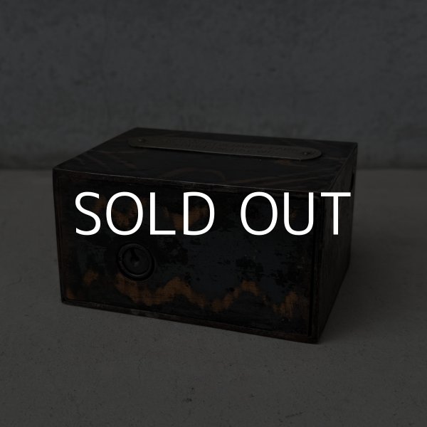 画像6: VINTAGE ANTIQUE COIN BANK JAPANNED LOUIS RICH CO. ヴィンテージ アンティーク コインバンク マネーバンク 貯金箱 ジャパンド ジャパンフィニッシュ / コレクタブル オブジェ インテリア ノベルティー 銀行 アメリカ USA (2) (6)