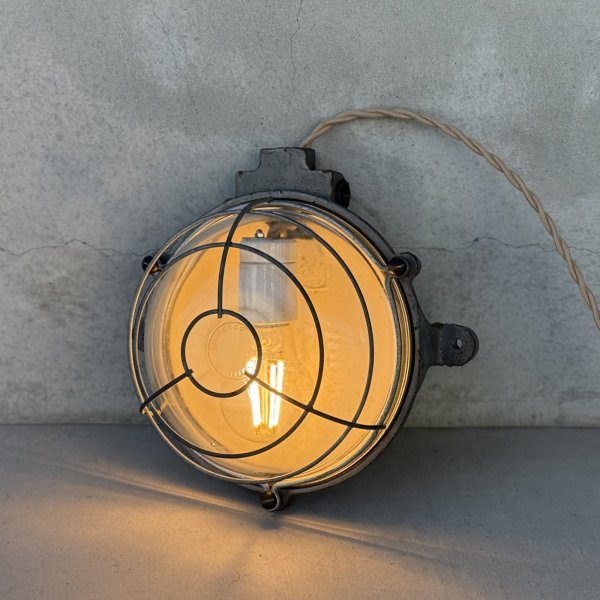 画像11: VINTAGE ANTIQUE LIGHT CAPSULE LAMP MAPELEC AMIENS ヴィンテージ アンティーク ライト カプセルランプ マリンランプ ウォールランプ 壁付け照明  天井照明 / インダストリアル  鋳物 E26 工業用 店舗什器 フランス (11)