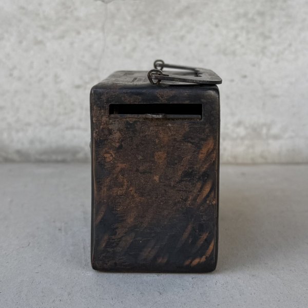 画像4: VINTAGE ANTIQUE COIN BANK JAPANNED W.F.BURNS CO. ヴィンテージ アンティーク コインバンク マネーバンク 貯金箱 ジャパンド ジャパンフィニッシュ / コレクタブル オブジェ インテリア ノベルティー 銀行 アメリカ USA (4) (4)