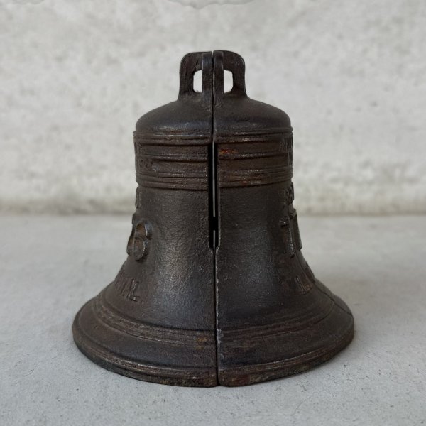 画像4: VINTAGE ANTIQUE LIBERTY BELL PIGGY BANK ヴィンテージ アンティーク リバティーベル 自由の鐘 貯金箱 マネーバンク / コレクタブル オブジェ アメリカ独立記念 1776 キャストアイアン 鋳物 置物  雑貨 小物 アメリカ (4)