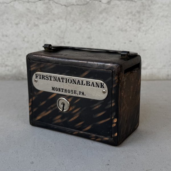 画像1: VINTAGE ANTIQUE COIN BANK JAPANNED W.F.BURNS CO. ヴィンテージ アンティーク コインバンク マネーバンク 貯金箱 ジャパンド ジャパンフィニッシュ / コレクタブル オブジェ インテリア ノベルティー 銀行 アメリカ USA (4) (1)