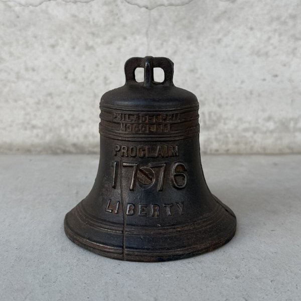 画像1: VINTAGE ANTIQUE LIBERTY BELL PIGGY BANK ヴィンテージ アンティーク リバティーベル 自由の鐘 貯金箱 マネーバンク / コレクタブル オブジェ アメリカ独立記念 1776 キャストアイアン 鋳物 置物  雑貨 小物 アメリカ (1)