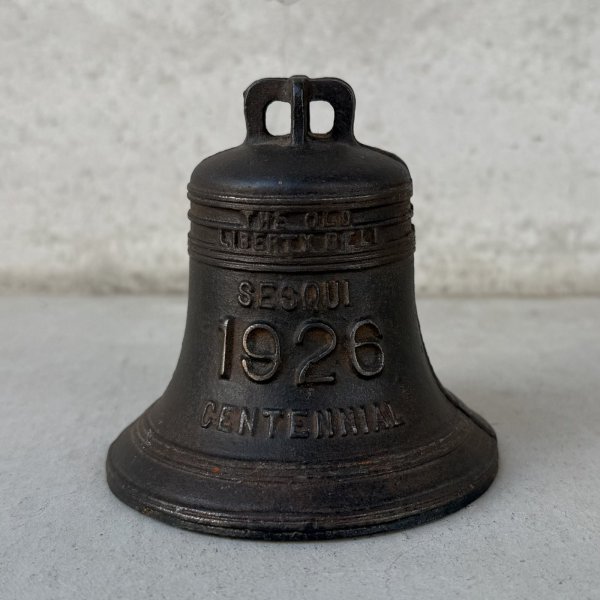 画像3: VINTAGE ANTIQUE LIBERTY BELL PIGGY BANK ヴィンテージ アンティーク リバティーベル 自由の鐘 貯金箱 マネーバンク / コレクタブル オブジェ アメリカ独立記念 1776 キャストアイアン 鋳物 置物  雑貨 小物 アメリカ (3)