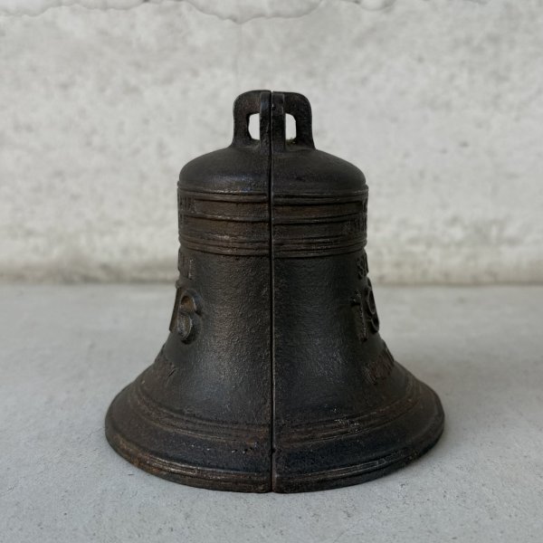 画像2: VINTAGE ANTIQUE LIBERTY BELL PIGGY BANK ヴィンテージ アンティーク リバティーベル 自由の鐘 貯金箱 マネーバンク / コレクタブル オブジェ アメリカ独立記念 1776 キャストアイアン 鋳物 置物  雑貨 小物 アメリカ (2)