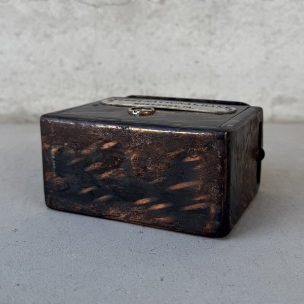 画像7: VINTAGE ANTIQUE COIN BANK JAPANNED W.F.BURNS CO. ヴィンテージ アンティーク コインバンク マネーバンク 貯金箱 ジャパンド ジャパンフィニッシュ / コレクタブル オブジェ インテリア ノベルティー 銀行 アメリカ USA (4) (7)