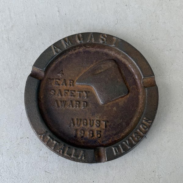 画像1: VINTAGE ANTIQUE ASHTRAY ヴィンテージ アンティーク アッシュトレイ 灰皿  / コレクタブル アドバタイジング オブジェ プレート キャストアイアン 企業物 鋳物 小物 アメリカ (1)