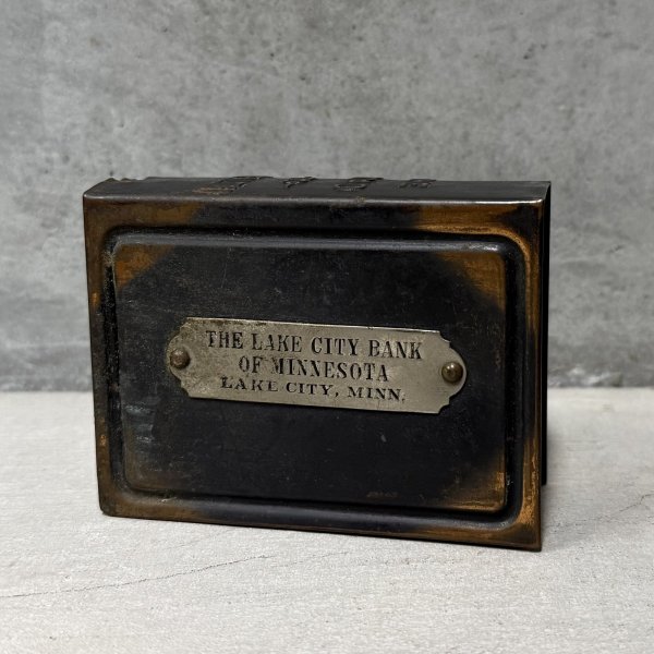 画像2: VINTAGE ANTIQUE COIN BANK JAPANNED U.S.BANK NOTE CO. ヴィンテージ アンティーク コインバンク マネーバンク 貯金箱 ジャパンド ジャパンフィニッシュ / コレクタブル アドバタイジング オブジェ インテリア ノベルティー 銀行 アメリカ USA  (2)