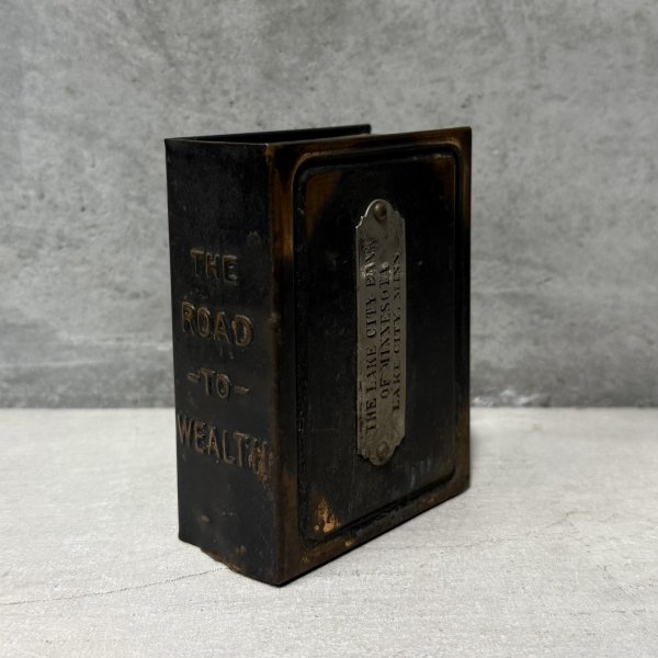 画像1: VINTAGE ANTIQUE COIN BANK JAPANNED U.S.BANK NOTE CO. ヴィンテージ アンティーク コインバンク マネーバンク 貯金箱 ジャパンド ジャパンフィニッシュ / コレクタブル アドバタイジング オブジェ インテリア ノベルティー 銀行 アメリカ USA  (1)