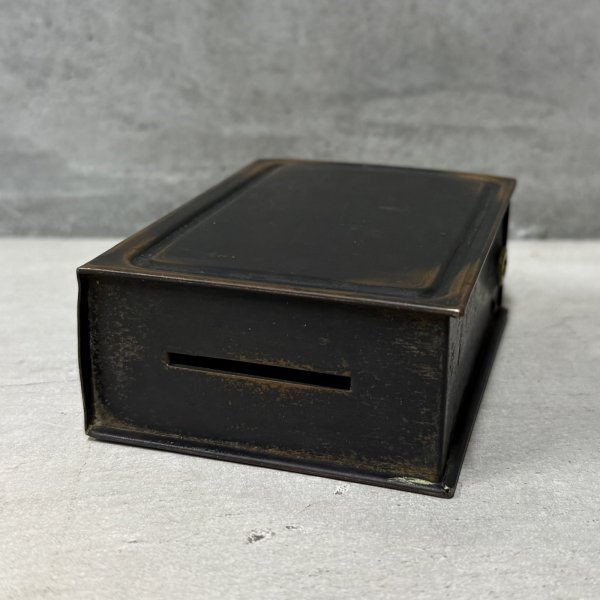 画像6: VINTAGE ANTIQUE COIN BANK JAPANNED U.S.BANK NOTE CO. ヴィンテージ アンティーク コインバンク マネーバンク 貯金箱 ジャパンド ジャパンフィニッシュ / コレクタブル アドバタイジング オブジェ インテリア ノベルティー 銀行 アメリカ USA  (6)