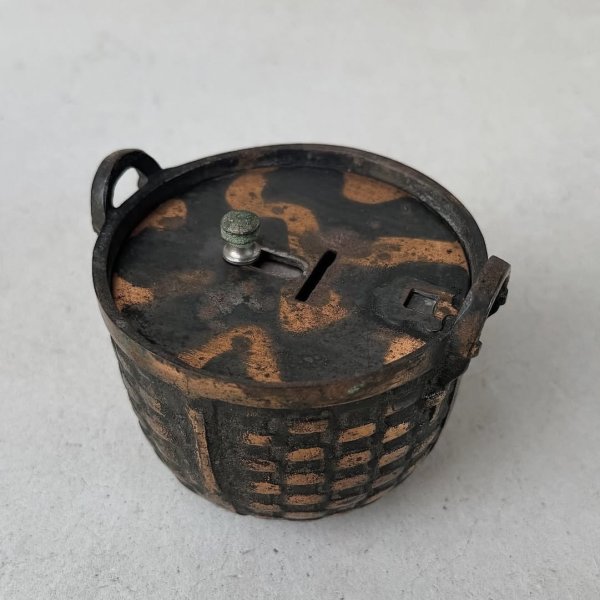 画像1: VINTAGE ANTIQUE COIN BANK JAPANNED  ヴィンテージ アンティーク コインバンク マネーバンク 貯金箱 ジャパンド ジャパンフィニッシュ / コレクタブル オブジェ インテリア スーベニア バスケットバンク アメリカ USA (1)
