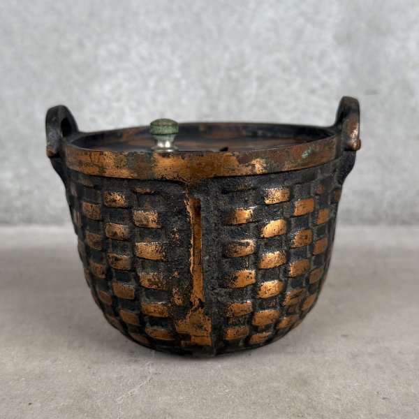 画像2: VINTAGE ANTIQUE COIN BANK JAPANNED  ヴィンテージ アンティーク コインバンク マネーバンク 貯金箱 ジャパンド ジャパンフィニッシュ / コレクタブル オブジェ インテリア スーベニア バスケットバンク アメリカ USA (2)