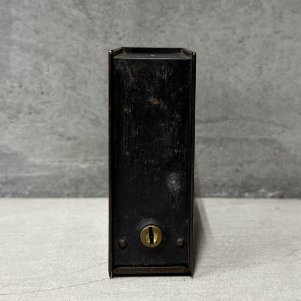 画像5: VINTAGE ANTIQUE COIN BANK JAPANNED U.S.BANK NOTE CO. ヴィンテージ アンティーク コインバンク マネーバンク 貯金箱 ジャパンド ジャパンフィニッシュ / コレクタブル アドバタイジング オブジェ インテリア ノベルティー 銀行 アメリカ USA  (5)