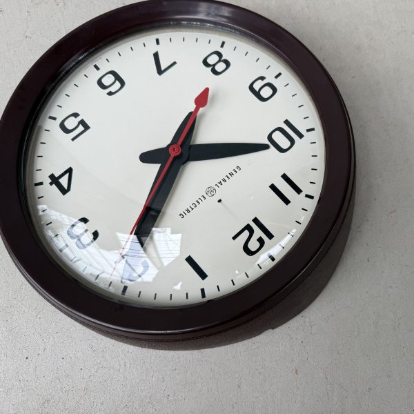 画像10: VINTAGE ANTIQUE WALL CLOCK GENERAL ELECTRIC GE ヴィンテージ アンティーク ウォールクロック 壁掛け時計 ゼネラルエレクトリック / スクールクロック アイアン 鉄 小 丸型 ブラウン 茶色 店舗什器 アメリカ (10)