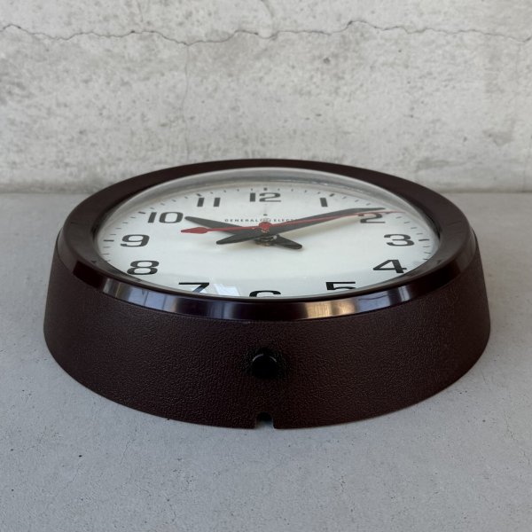 画像3: VINTAGE ANTIQUE WALL CLOCK GENERAL ELECTRIC GE ヴィンテージ アンティーク ウォールクロック 壁掛け時計 ゼネラルエレクトリック / スクールクロック アイアン 鉄 小 丸型 ブラウン 茶色 店舗什器 アメリカ (3)