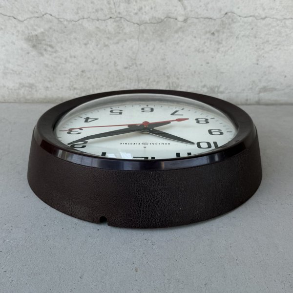 画像4: VINTAGE ANTIQUE WALL CLOCK GENERAL ELECTRIC GE ヴィンテージ アンティーク ウォールクロック 壁掛け時計 ゼネラルエレクトリック / スクールクロック アイアン 鉄 小 丸型 ブラウン 茶色 店舗什器 アメリカ (4)