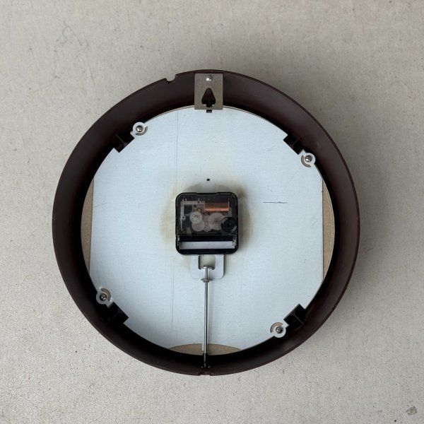 画像2: VINTAGE ANTIQUE WALL CLOCK GENERAL ELECTRIC GE ヴィンテージ アンティーク ウォールクロック 壁掛け時計 ゼネラルエレクトリック / スクールクロック アイアン 鉄 小 丸型 ブラウン 茶色 店舗什器 アメリカ (2)