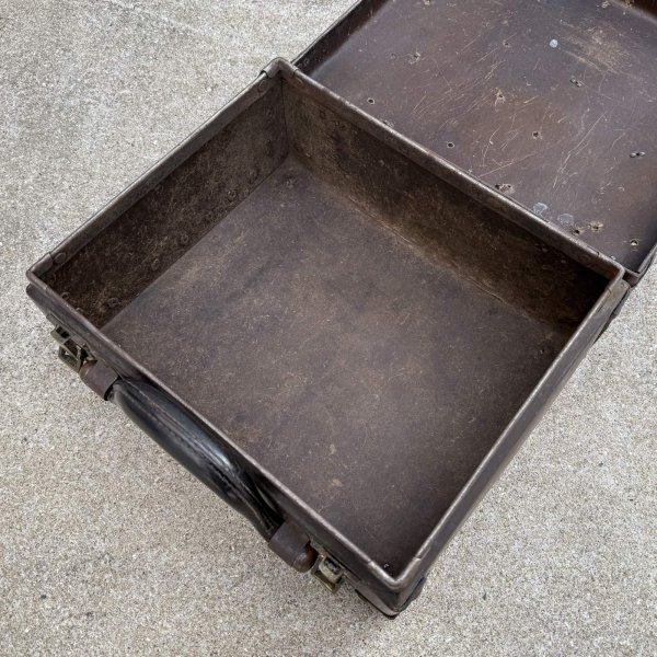 画像11: VINTAGE ANTIQUE SUITCASE LEATHEROID MFG.CO ヴィンテージ アンティーク ファイバースーツケース トランク / カバン ディスプレイ 収納 茶色 店舗什器 アメリカ (11)