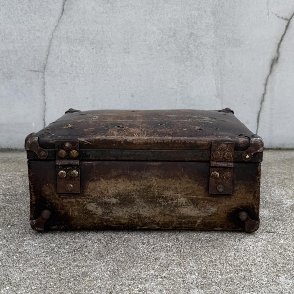 画像6: VINTAGE ANTIQUE SUITCASE LEATHEROID MFG.CO ヴィンテージ アンティーク ファイバースーツケース トランク / カバン ディスプレイ 収納 茶色 店舗什器 アメリカ (6)